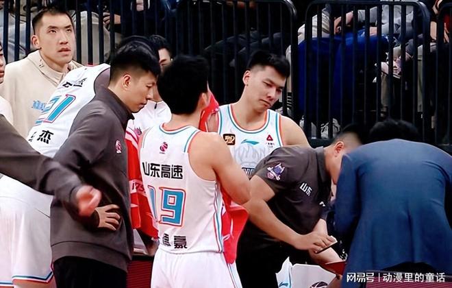 新疆队力克广州队,陶汉林惊艳四座 新疆队力克广州队,陶汉林惊艳四座