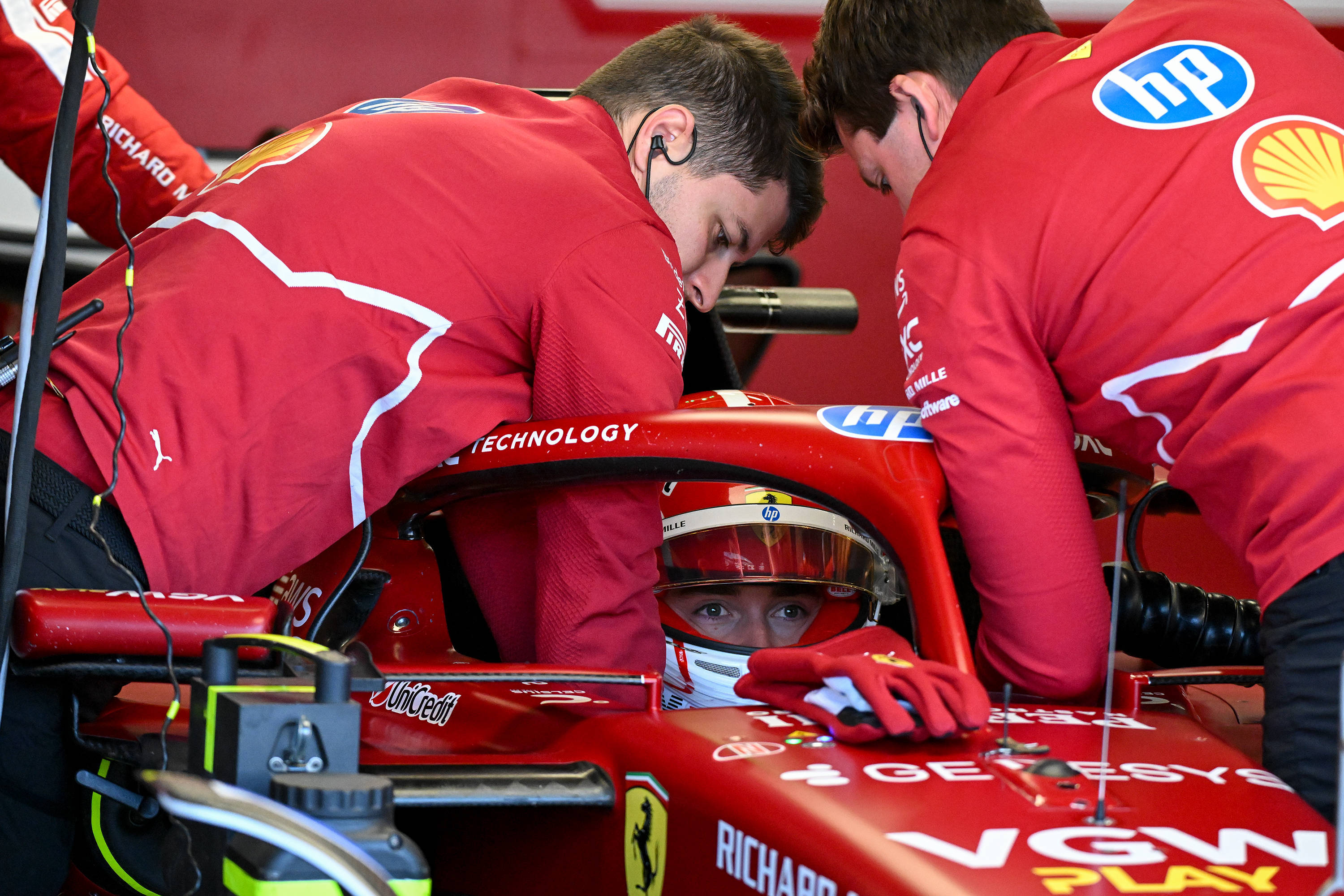 红牛车队力克梅赛德斯，拉塞尔带队取胜