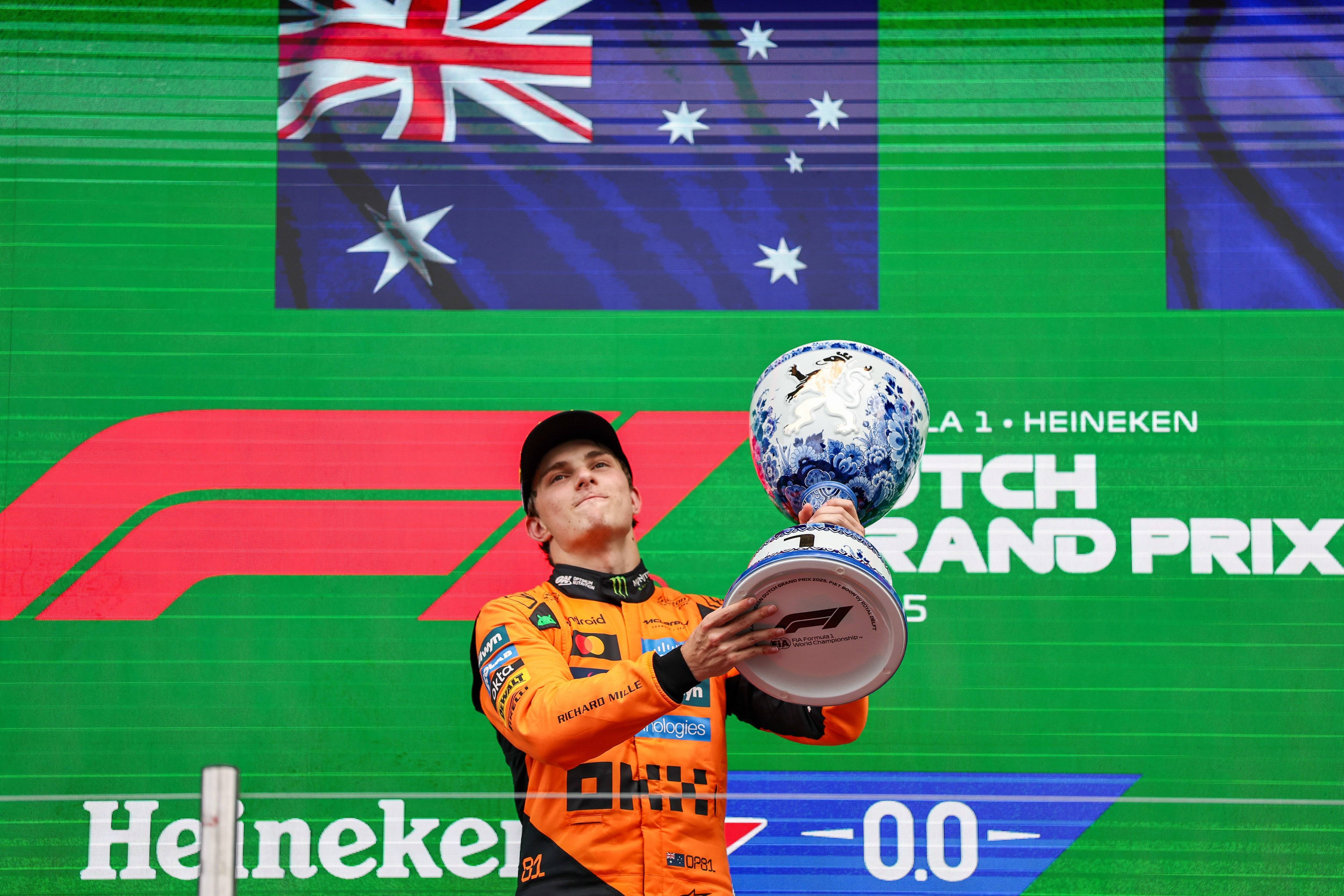 迈凯伦鏖战红牛二队,塞恩斯带队取胜 迈凯伦鏖战红牛二队,塞恩斯带队取胜