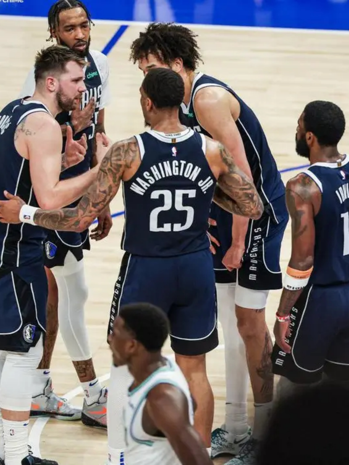 山西队鏖战独行侠,锡安统治全场 山西队鏖战独行侠,锡安统治全场