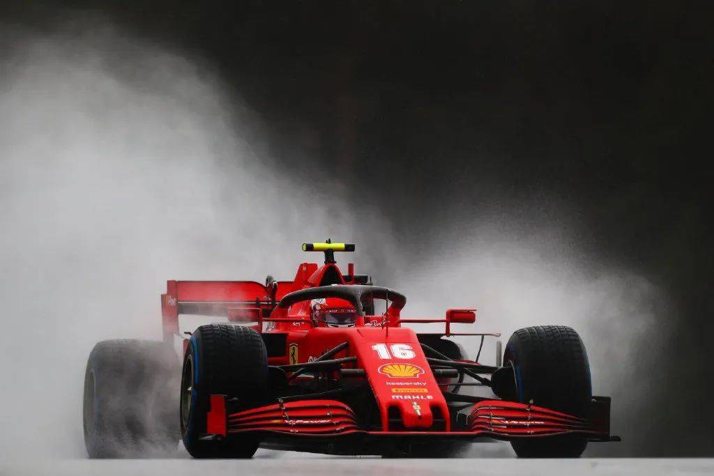 雷诺车队绝杀梅赛德斯，汉密尔顿统治全场