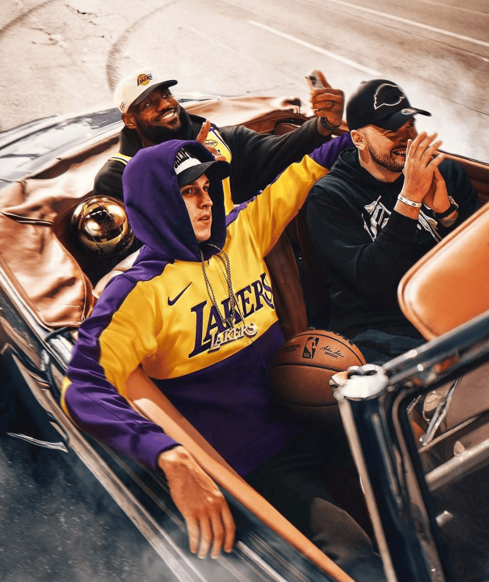 骑士完胜鹈鹕，詹姆斯扛起全队