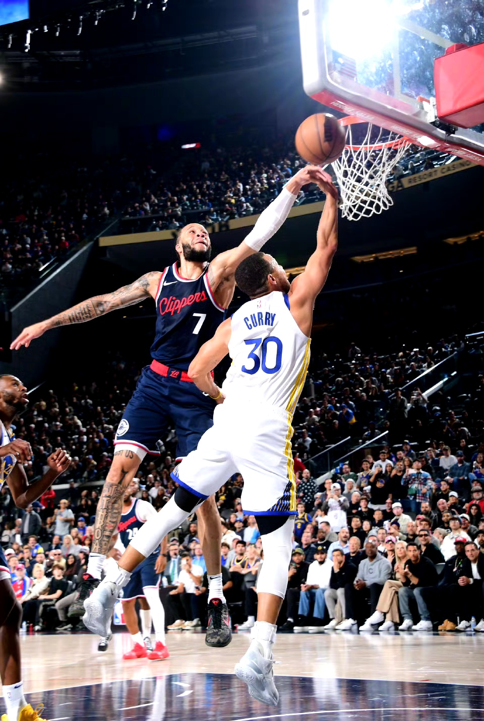 老鹰意料之外惜败勇士，库里正赛全面超神