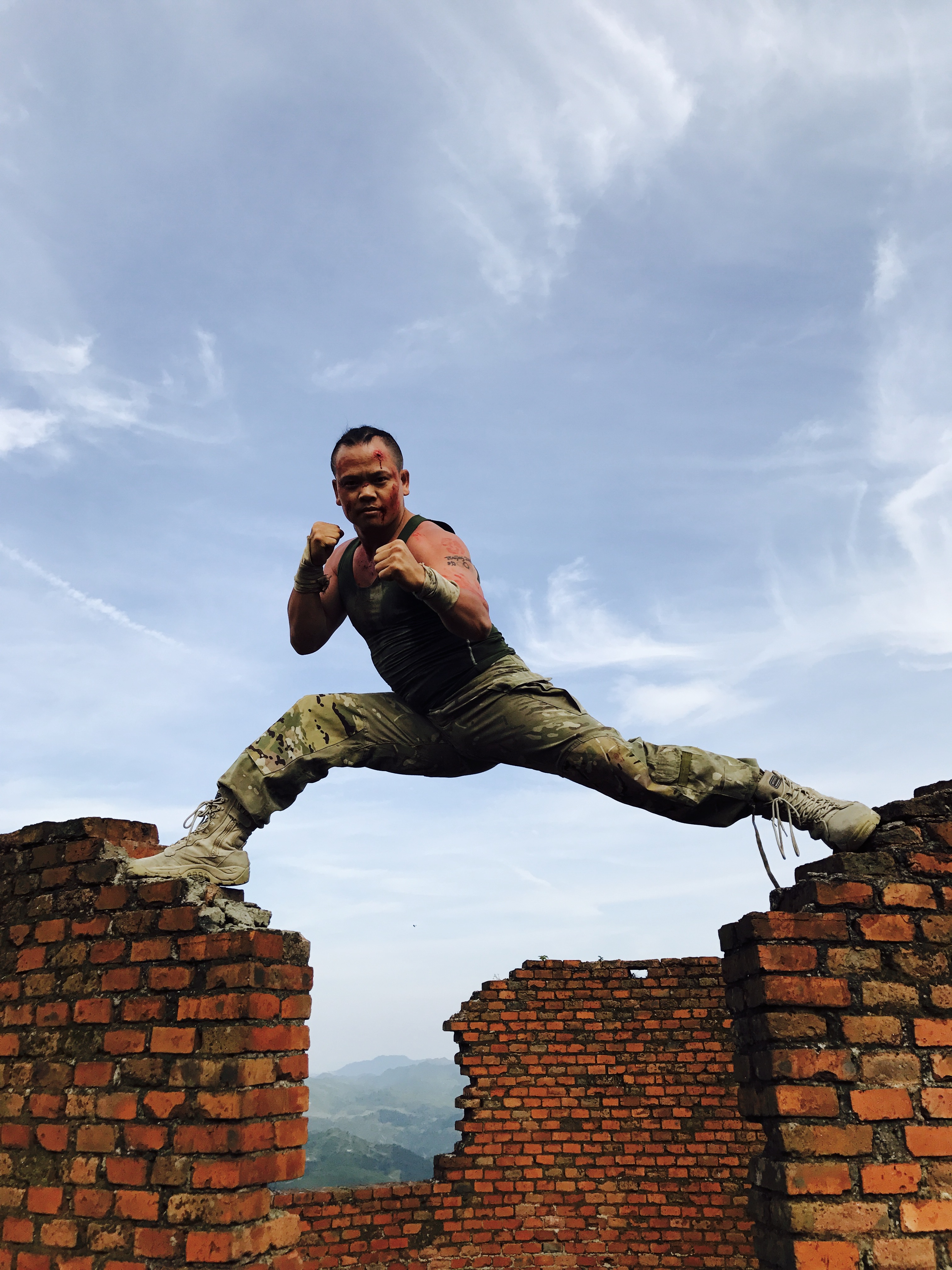 武术比赛选手刚毅果敢称霸赛场