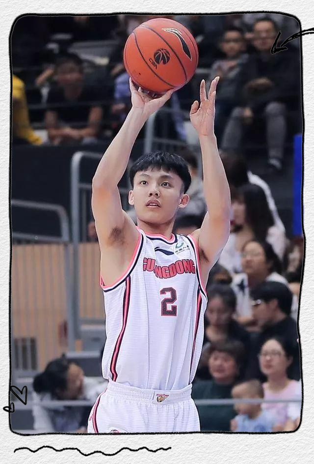 开云体育下载-一位年轻球员在比赛中脱颖而出