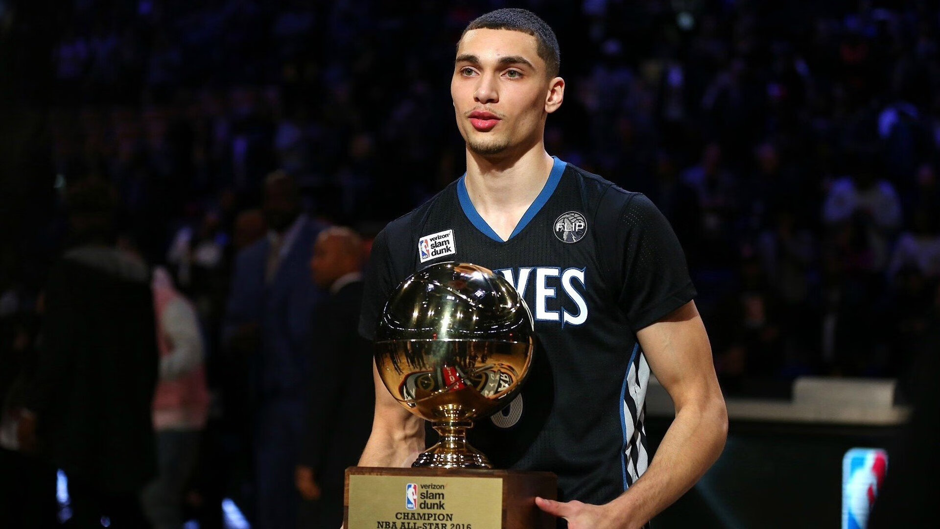 意甲焦点战之夜，库里压力下完成爆发，当绿茵场与篮球馆的星光交相辉映