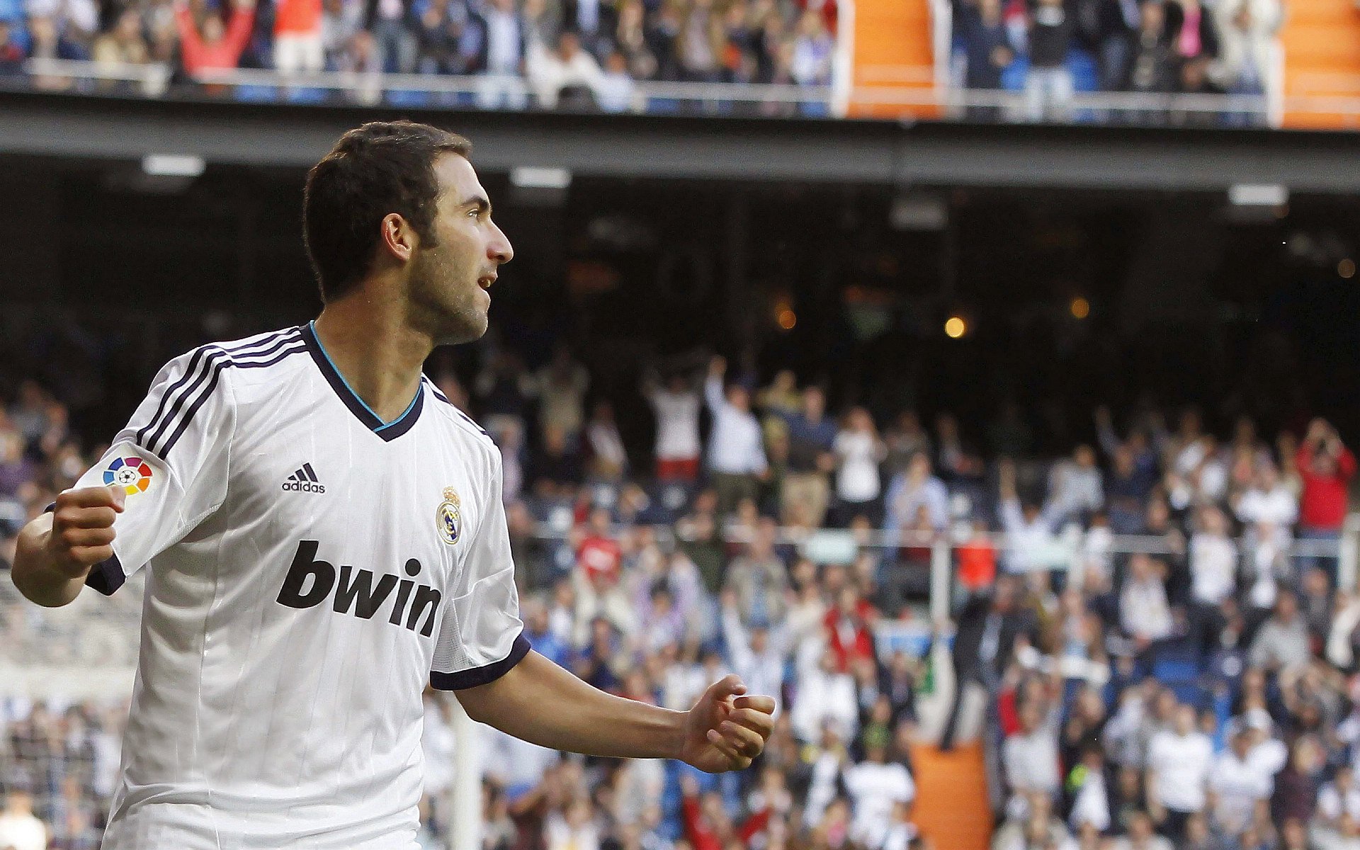 年度焦点之战之夜，浓眉末节接管比赛，一柱擎天定乾坤