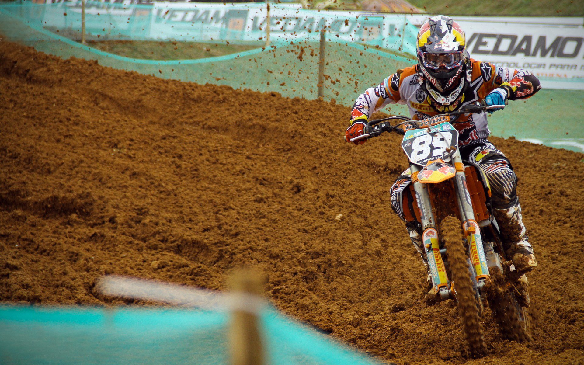 这是一篇结合了F1新赛季揭幕战与篮网轻取太阳两个看似无关关键词的创意文章。文章的核心在于挖掘两者背后的唯一性—即竞技体育中那种不可复制的、属于特定时刻的孤独与荣耀